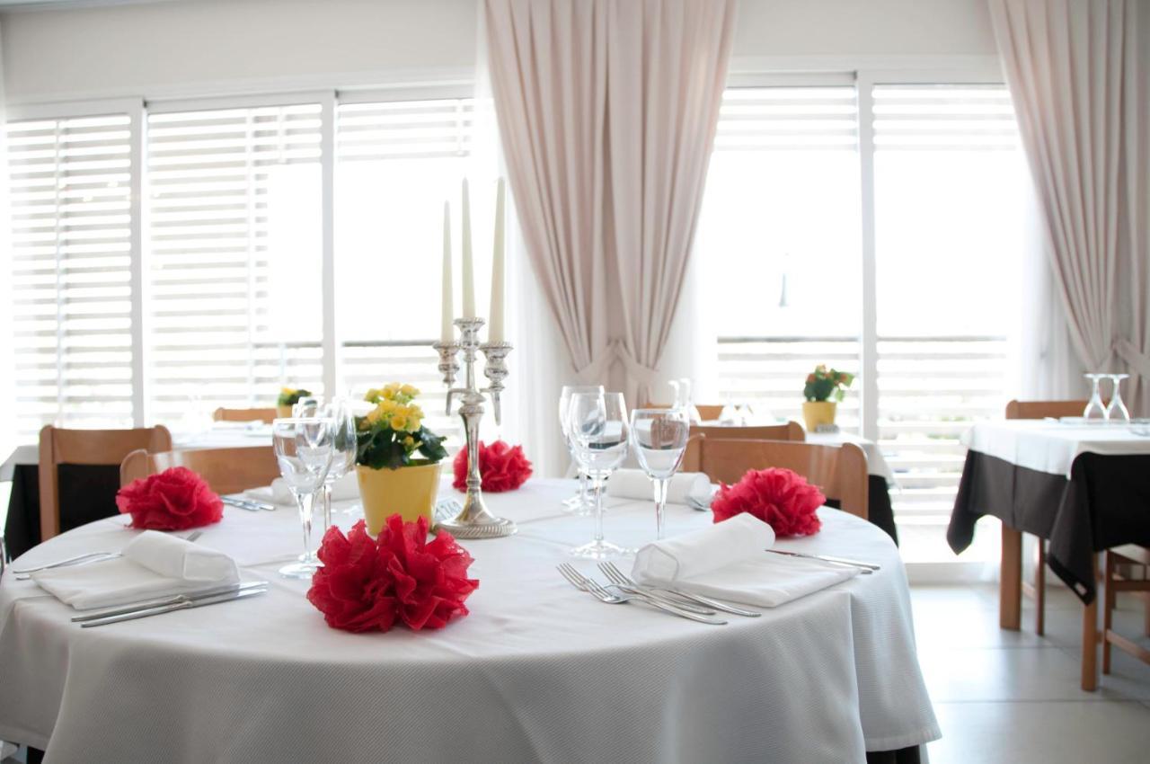 Kiss Beachfront Hotel & Restaurant Cervia Exterior photo