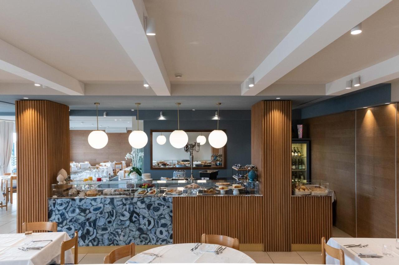 Kiss Beachfront Hotel & Restaurant Cervia Exterior photo