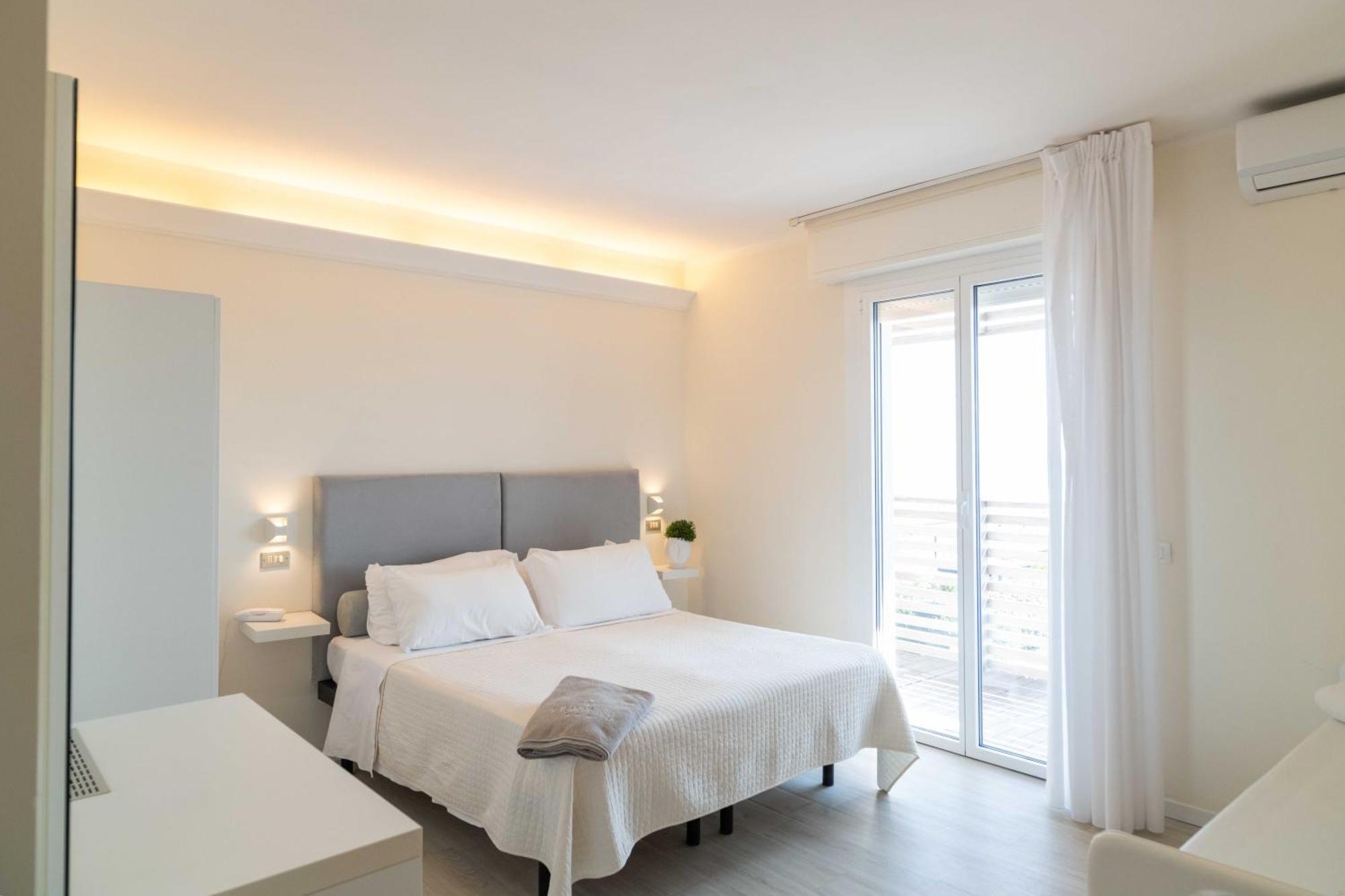 Kiss Beachfront Hotel & Restaurant Cervia Exterior photo