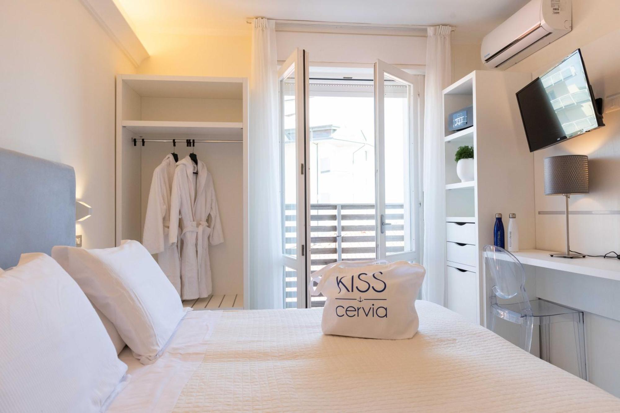 Kiss Beachfront Hotel & Restaurant Cervia Exterior photo