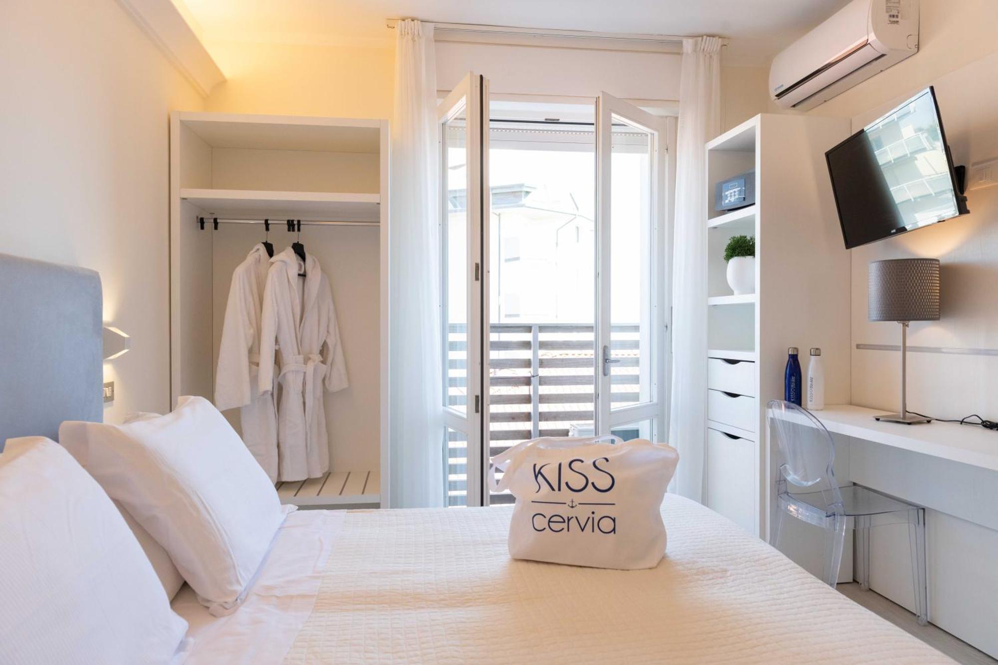 Kiss Beachfront Hotel & Restaurant Cervia Exterior photo